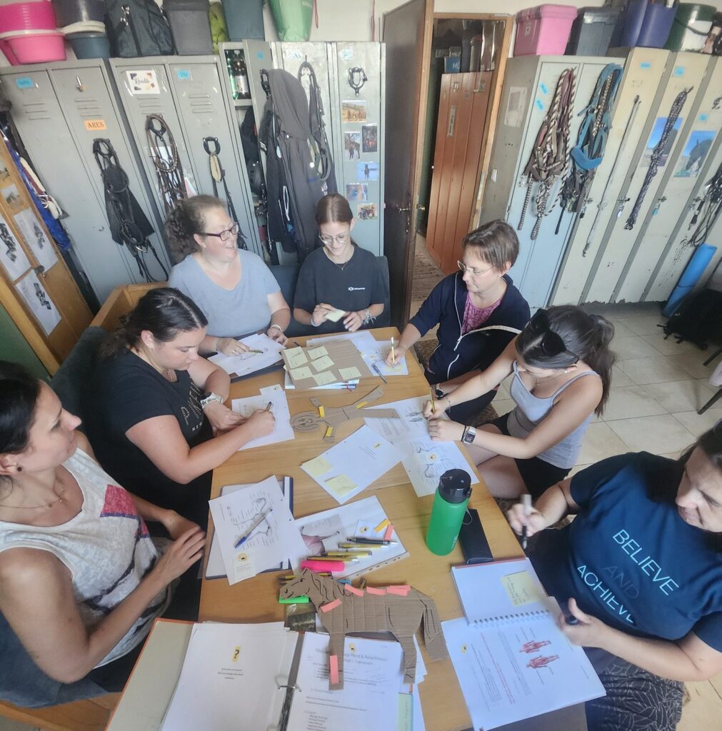 Theorieteil des Workshops mit Unterlagen am Tisch